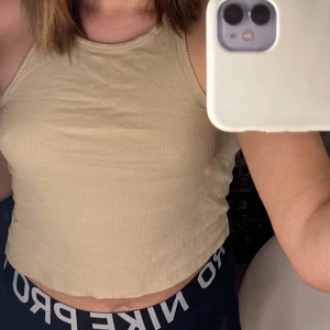 Gina linne  - Ett snyggt gina linne som inte kommer till användning, passar mig som har M i andra kläder.