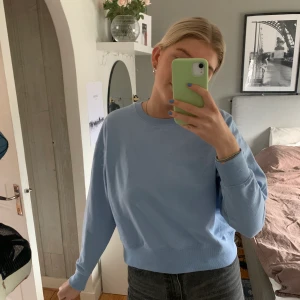 Blå sweatshirt  - Vanlig vardags hoodie som ej är sliten men bra att ha i garderoben!