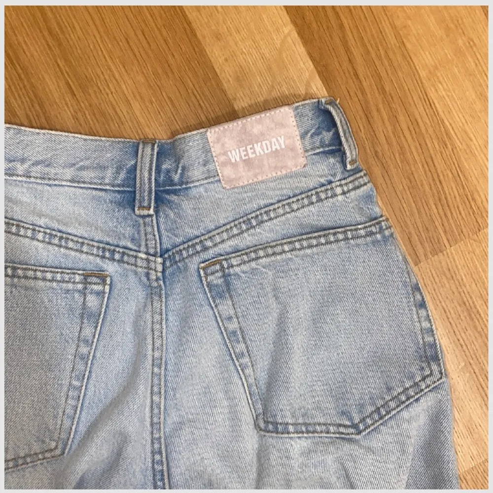 Säljer dessa supersnygga jeans från weekday! Köpta för 699 kr. Endast använda 1 gång! Stl 24 (EU 32). Säljer för 400kr exklusive frakt! Vid flera intresserade buda i kommentarerna🌟. Jeans & Byxor.