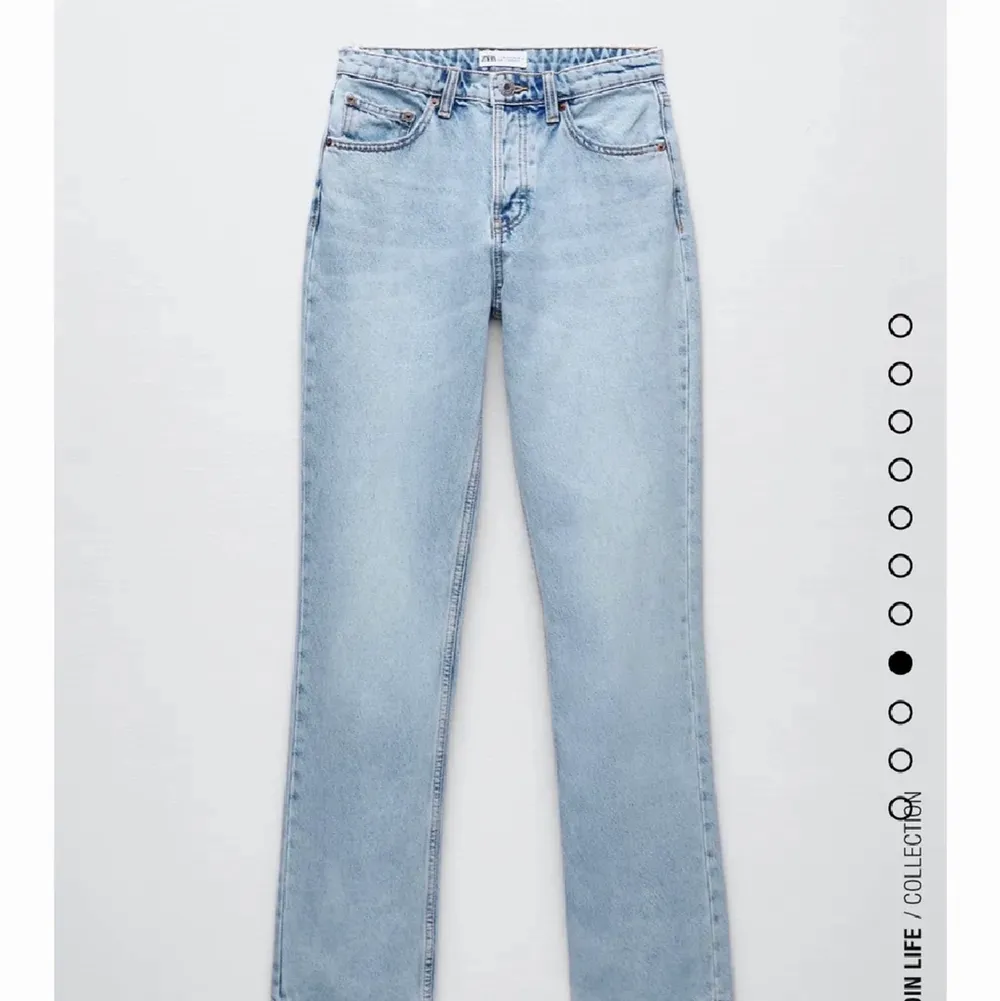 Populära zara Jeans, som är slutsålda i storlek 32 och 34 lite stora på mig men bra skick:). Jeans & Byxor.