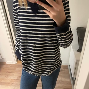 Randig sweatshirt  - Randig sweatshirt från Hm. Storlek M men sitter som S. 💙