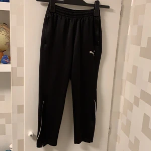 Puma byxor - Säljer ett par super sköna puma byxor bara använda typ 5 gånger hör av dig vid intresse ⚡️ Köparen står för frakt 