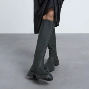 Zara boots - Säljer dessa snygga, trendiga stövlar från Zara som är slutsålda konstant!! Endast testade då jag beställde 2 olika storlekar, men inte hann returnera denna ☺️