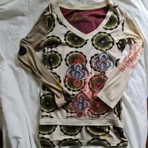 Vintage desgual topp - Väljer min fina desigual topp för att den tyvärr aldrig kommer till användning:( väldigt bra skick, den har ett mm stort hål på nedre delen av ryggen som visas på tredje bilden. 