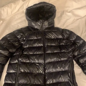 Peak performance jacka - En svart peak performance jacka. Modellen jr tomic. Köptes här på Plick för 800 kr. Den va inte riktig min stil.