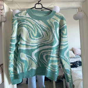 Grön stickad  - Grön stickad tröja, endast använd en gång så super fint skick 💚