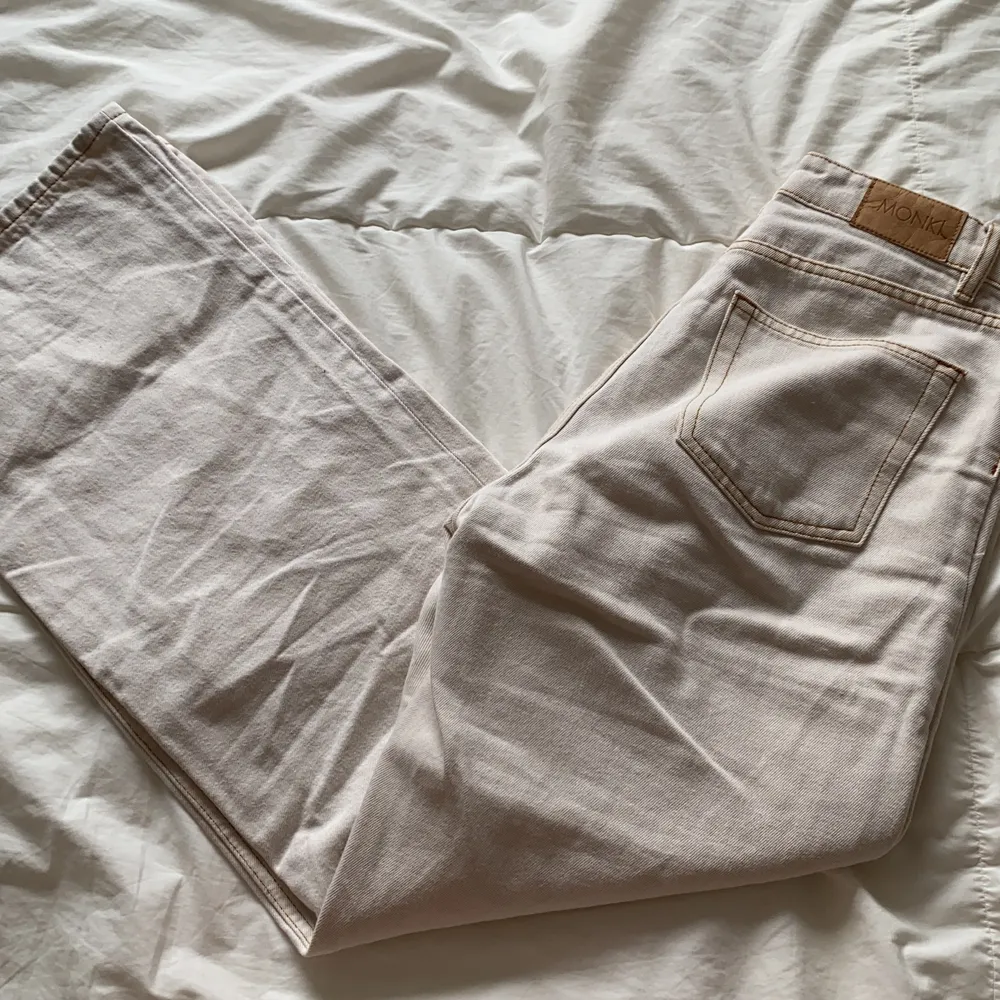 Ett par skit snygga off white wide leg jeans som är använda fåtal gånger. Ordinariepris är 400kr men jag säljer för 150kr + frakt. Jag som har 38-40 passar i dessa. Jeans & Byxor.