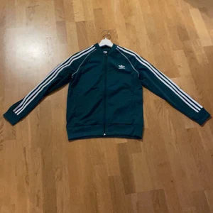 Adidas träningströja  - Cond 10/10 nyskick nästan aldrig använd 