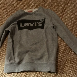 Levis collagetröja  - Nästan som ny! Jätte bra skick! Den är ganska liten. Skriv om ni vill ha fler bilder!🤩