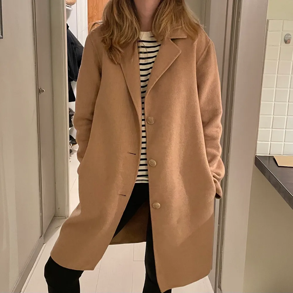 I am selling my wool/spring coat from GAP. I’ve used it for 2 years but great condition! I am selling for 500 sek (shipping is not included, but am happy to ship it). The coat fits S/XS, a bit oversized but true to size. I am 168 cm tall. . Takit.