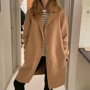 I am selling my wool/spring coat from GAP. I’ve used it for 2 years but great condition! I am selling for 500 sek (shipping is not included, but am happy to ship it). The coat fits S/XS, a bit oversized but true to size. I am 168 cm tall. 