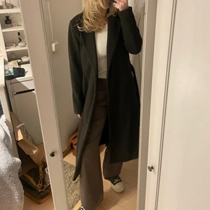 Kappa, strl XS - Jättefin mörk grön kappa från only i storlek XS. Så himla snygg och användbar! 😍