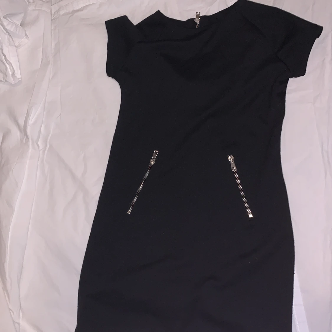 Cool klänning med dragkedjor där fram.