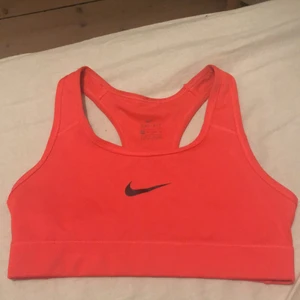 Nike sport bh - Säljer denna rosa/oranga sport bh det är typ coral färg fast lite mer rosa i storlek xs💕💕