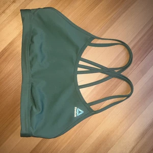 Reebok  - Sportbra från Reebok bra skick har inte använt mycket, rätt i storlek. 