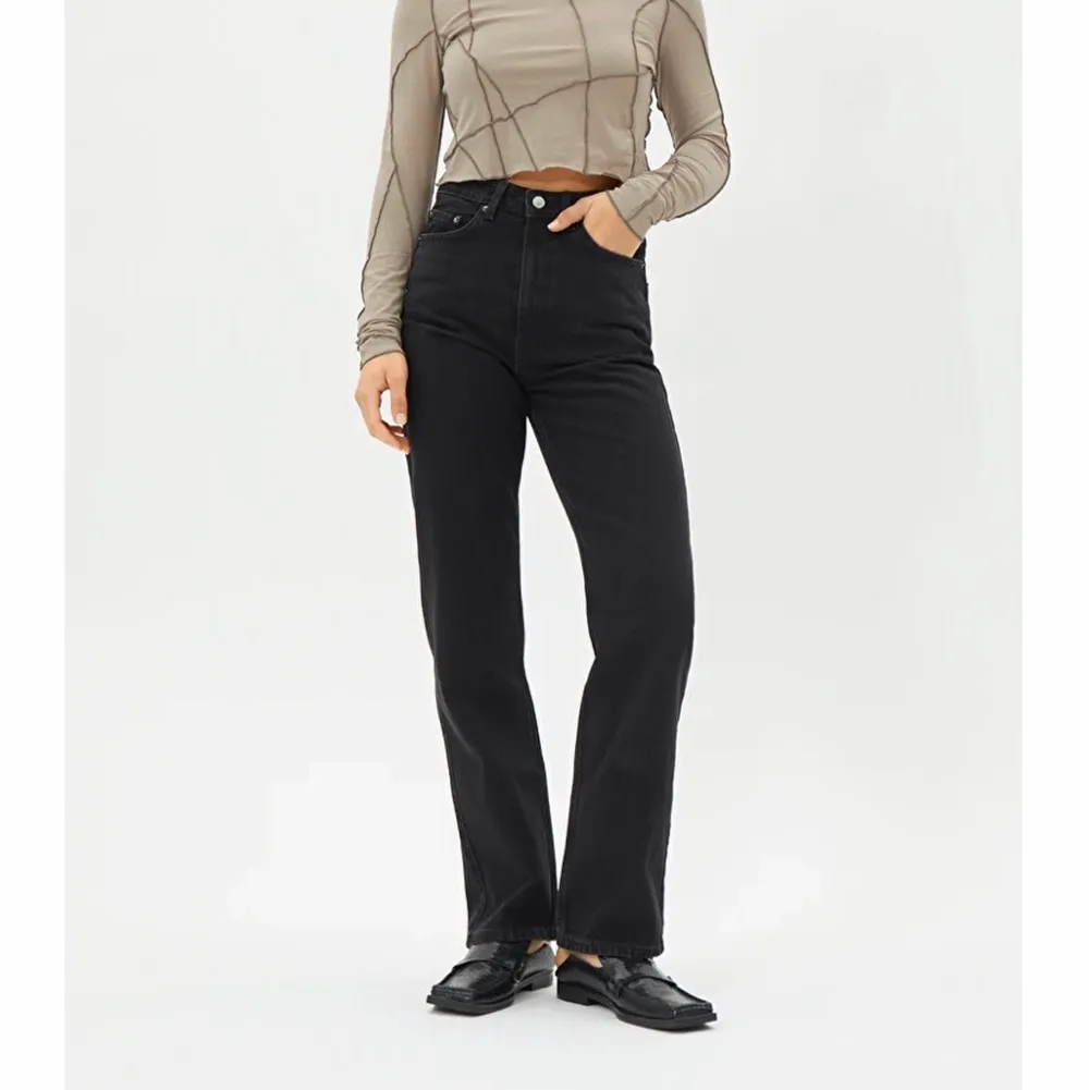 Svarta jeans från Weekday i modellen Rowe använda ett fåtal gånger. Storlek 25/32. Pris går alltid att diskuteras.. Jeans & Byxor.