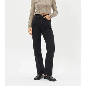 Svarta jeans från Weekday i modellen Rowe använda ett fåtal gånger. Storlek 25/32. Pris går alltid att diskuteras.