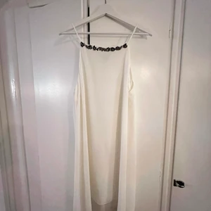 Knälång sommarklänning - Perfekt klänning för studenten! Klänningen är väldigt lätt och sval, men i dubbellager så att den inte är för skir. Klänningen är i storlek 44, jag har vanligtvis M på kläder, men denna ville jag ha i lite oversize för att få ett snyggt flow. 