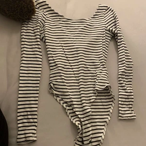 Body - En randig body jätte fin har aldrig använts