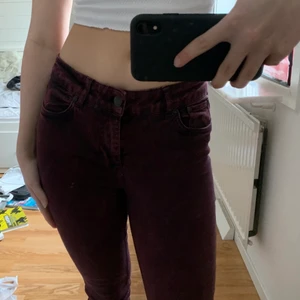 vinröda jeans  - Vinröda, lågmidjade jeans. Står att dom är i storlek 27 men passar mig som normalt bär 32/34/36 eller S ❤️