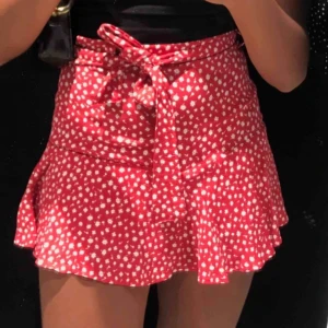 Zara kjol s - OBS!! Första bilden är lånad, samma kjol men i en annan färg! Superfin zara kjol som är slutsåld från förra årets kollektion, aldrog anväbd utan endast legat i min garderob under tiden. Shorts inuti så inget visas, passar även en xs!❤️