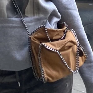 Stella mccartney väska - SÅÅÅÅ SNYGG STELLA VÄSKA!!! Köptes på second hand affär i london dyrt (2700kr), i somras men säljs billigt pga brist på äkthetsbevis, vet inte om den är äkta💞 Bud från 500kr, INGA FLÄCKAR ELLER ANNAT HELT REN OCH FIN 💞 Byter mot malene Birger väska ‼️