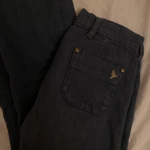 M.i.h jeans - Jätte fina jeans från märket M.i.h Jeans i deras klassiska modell ”Marrakesh” (mid Rise kick flare) Storlek 26 i midjan, 31 i längd. Kostar 2000kr på nypris. 