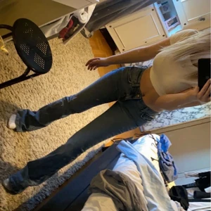 Snygga low rise! - (Lånade bilder) Köpte dessa snygga low rise bootcut jeans på plick men de var tyvärr för små så måste sälja vidare! Midjemått runt 75cm. Skriv privat om du har några fler funderingar 💕