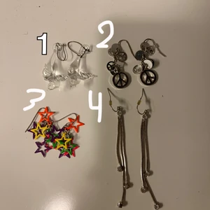 Örhängen  - Säljer 4 örhängen som alla är knappt använda men örhänge 1 och 3 är köpta på loppis(ops alla örhängen är även lite slitna så kom priv för fler bilder). 1=20kr 2=30kr 3=30kr 4=30kr. Alla priser går att diskuteras!!!😊