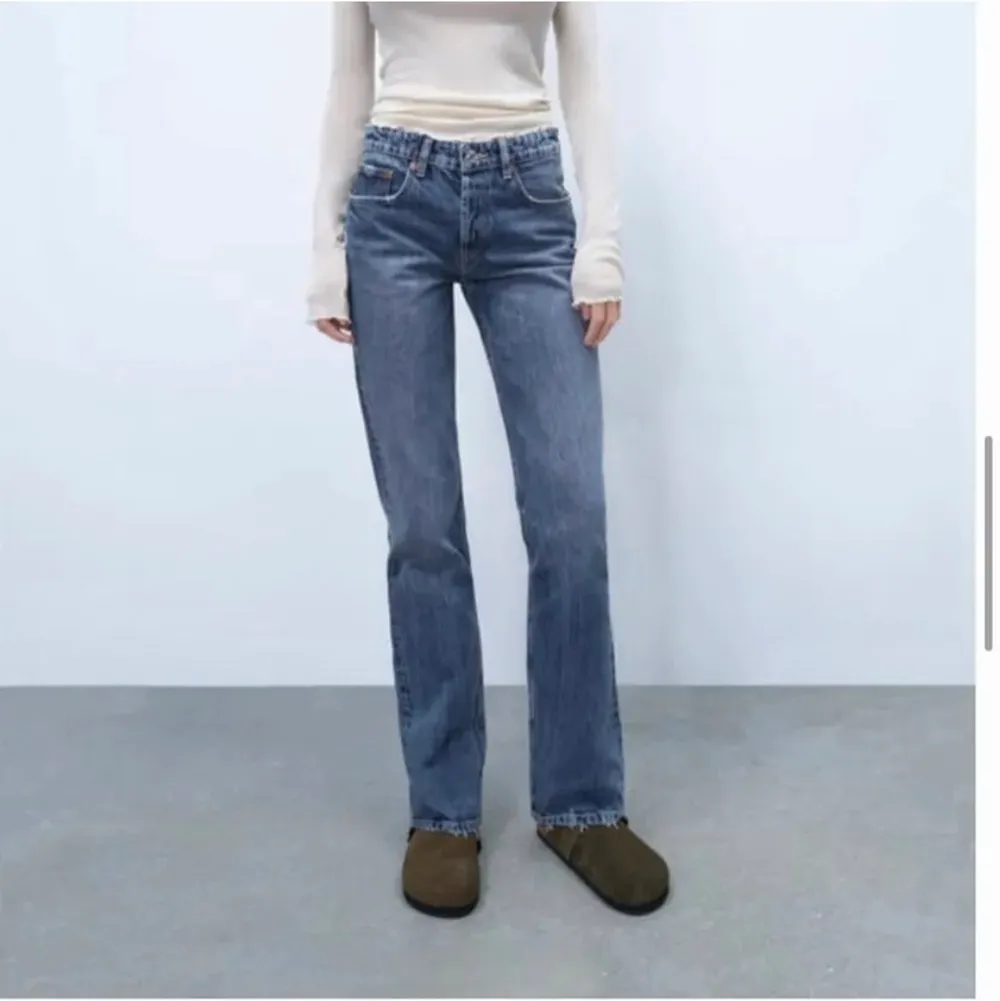 Säljer mina midrise jeans som jag använt 1 gång. Super bra skick och jättefin färg! Slutsålt på Zaras hemsida, kommer aldrig tillbaka på zara.. Jeans & Byxor.