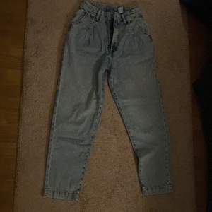 Ett par ljusblåa jeans i storlek 34 från hm. Modell-Mom Jeans. Ganska bra skick! Köparen står för frakten!!!