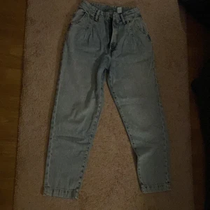 Blåa jeans - Ett par ljusblåa jeans i storlek 34 från hm. Modell-Mom Jeans. Ganska bra skick! Köparen står för frakten!!!