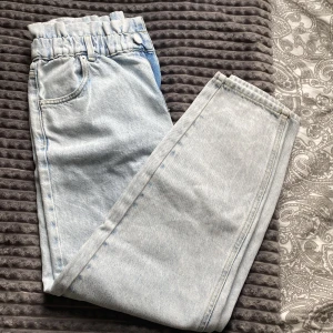 Jeans med kråsräm  - Helt oanvända💗 Jättefina mom-jeans med kråsräm i midjan (bild 3)