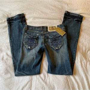 supercoola, snygga lågmidjade jeans! älskar dessa jeans men passar inte riktigt stilen jag vill ha, hade lite beslutsångest om jag skulle sälja eller inte men nu blev det så hehe… superbra skick med lappen kvar! passar bra på mig som är ca. 165. 38 cm över midjan och ca. 80 cm innerbenslängd! 💖💖 tveka inte att fråga om du undrar över nåt 👇👇👇 första bilden är lånad från förra ägaren 💖