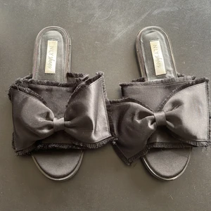 Nly shoe sandal stl 38  - Svart sandal med stor rosett stl 38 nly shoe