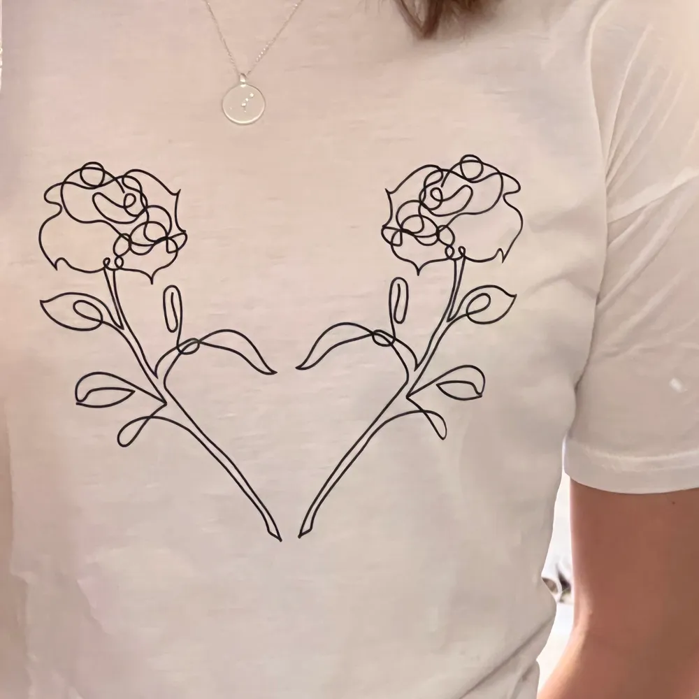 T-shirt i strl xs           Blommotiv Använt ett fåtal gånger men är i bra skick Säljs då den är för liten för mig . T-shirts.