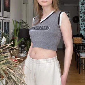 CYTYS vest/väst stickad sweater tröja  - Fin som den är eller med något under. Kliar INTE, Knappt använd. Om du har några frågor så e de bara o fråga på❤️👍🏻             Se mått, mått är ungefära .                                               Underarm till underarm: 40cm                                                           Axel till axel: 33,5cm                                                                        Total längd från krage: 39cm