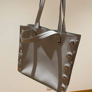 Väska från Zara, helt fläckfri och kan användas på 2 olika sätt samt ett mindre fack i