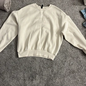 Sweatshirt  - Kräm vit sweatshirt i storlek S säljer för 100&
