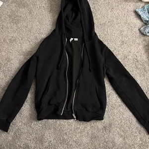 Drag kedje tröja  - Säljer denna tröjan från Divided för 100kr då den är för liten för mig den är i storlek S men är liten i storleken så xs kan också ha den 