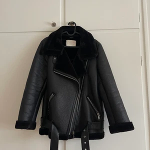 Svart jacka från ZARA - Oversized jacka från Zara, strl S! Fint skick men är använd 