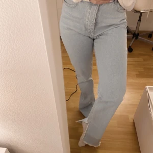Jeans med slits - Jeans med slits från Hanna schönbergs kollektion med nakd, säljer pga för långa på mig som är ca 166
