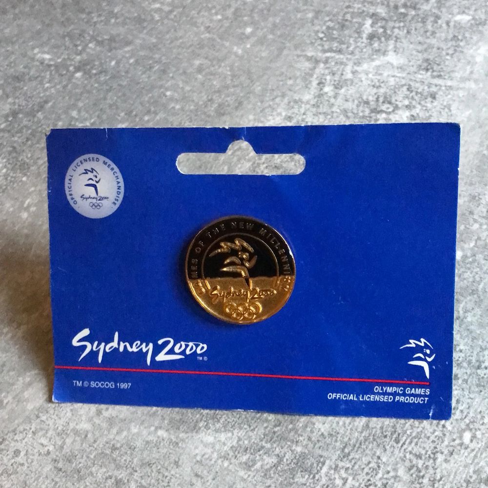 Oöppnad pin från OS i Sydney år 2000. Väldigt ovanligt att finna dessa tillsammans med sin originalförpackning. Pris 100kr.. Övrigt.