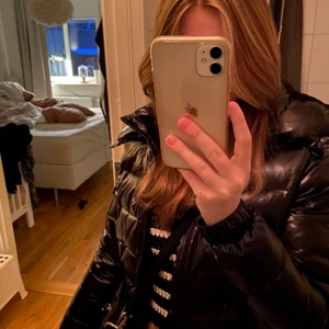 MAYA MONCLER - säljer nu min moncler maya, (äkta) skriv privat för fler frågor. Perfekt nu för våren, har en luva man kan ta av och sätta på💕