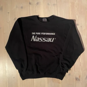 Vintage boxy sweatshirt - Vintage sweatshirt från tidigt 00 tal med riktigt bra passform! Storlek XL men sitter som en boxy M/L. Skicket är så bra det kan var inrpincip, fel fri vad jag kan se helt änkelt
