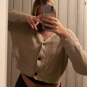 Beige Cardigan  - Beige stickad kofta från Lager157 Strl L och sitter oversized på mig som är en M. Använd men i bra skick!💕💕