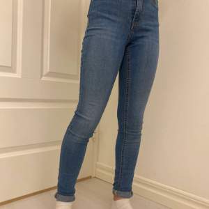 Säljer två stycken Molly jeans i olika storlekar. Jag har storlek S och XS! Säljer ett par för 40kr.