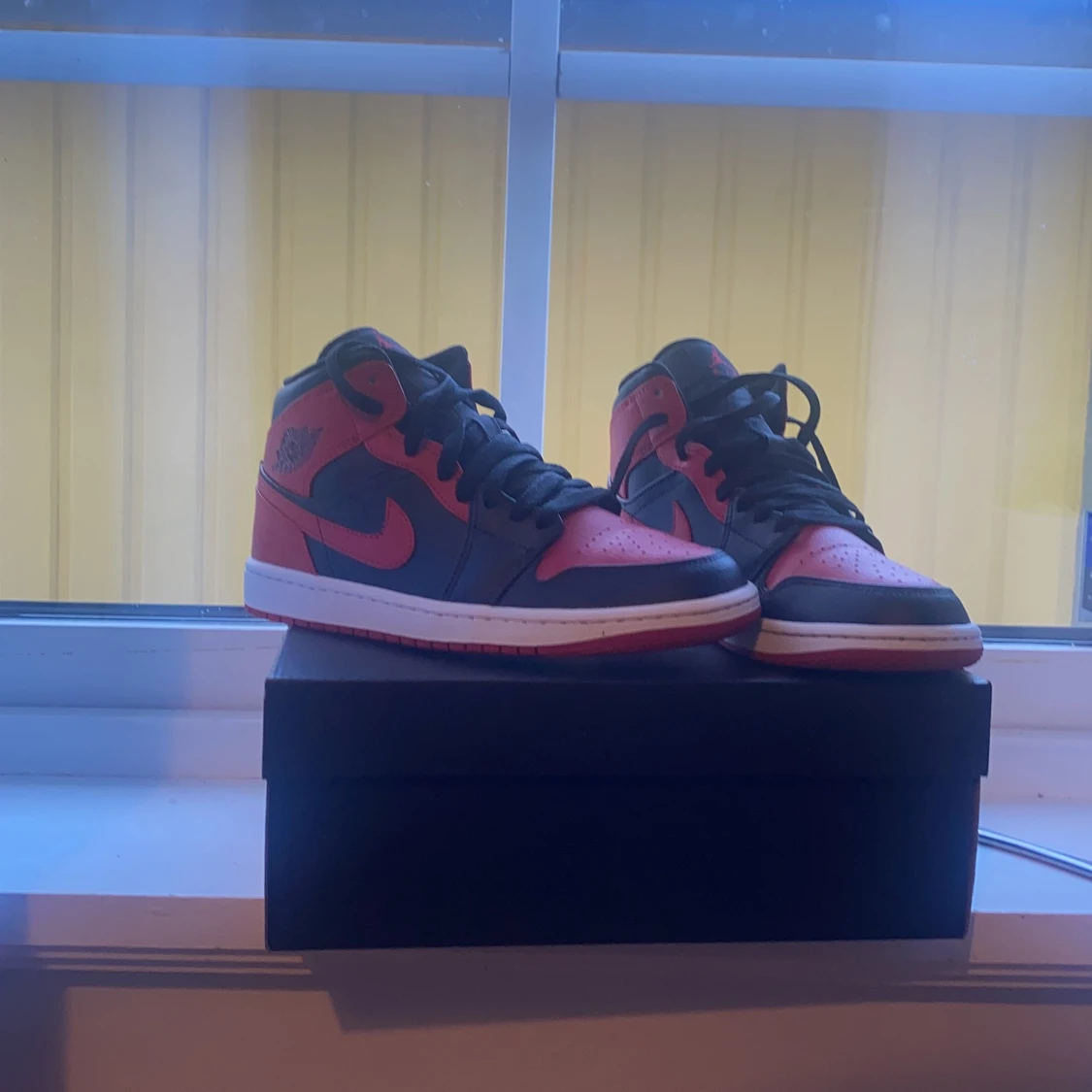 Jordan 1 Mid Banned strl 41