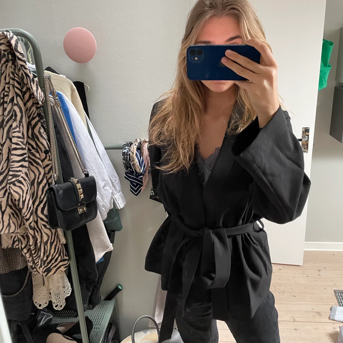 Svart blazer med knyt  - 91