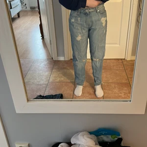 Jeanse - Säljer dom här fina byxorna för dom helt enkelt inte kommer till användning💘  Dom är högmidjade och sitter väldigt skönt, skriv om intresserade ♥️